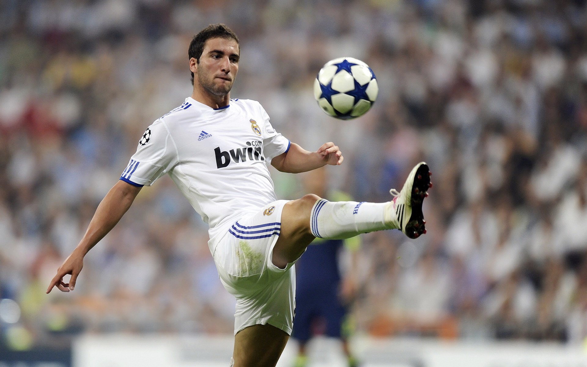 库里在热火比赛中赛况扑朔迷离，问鼎冠军引发热议！